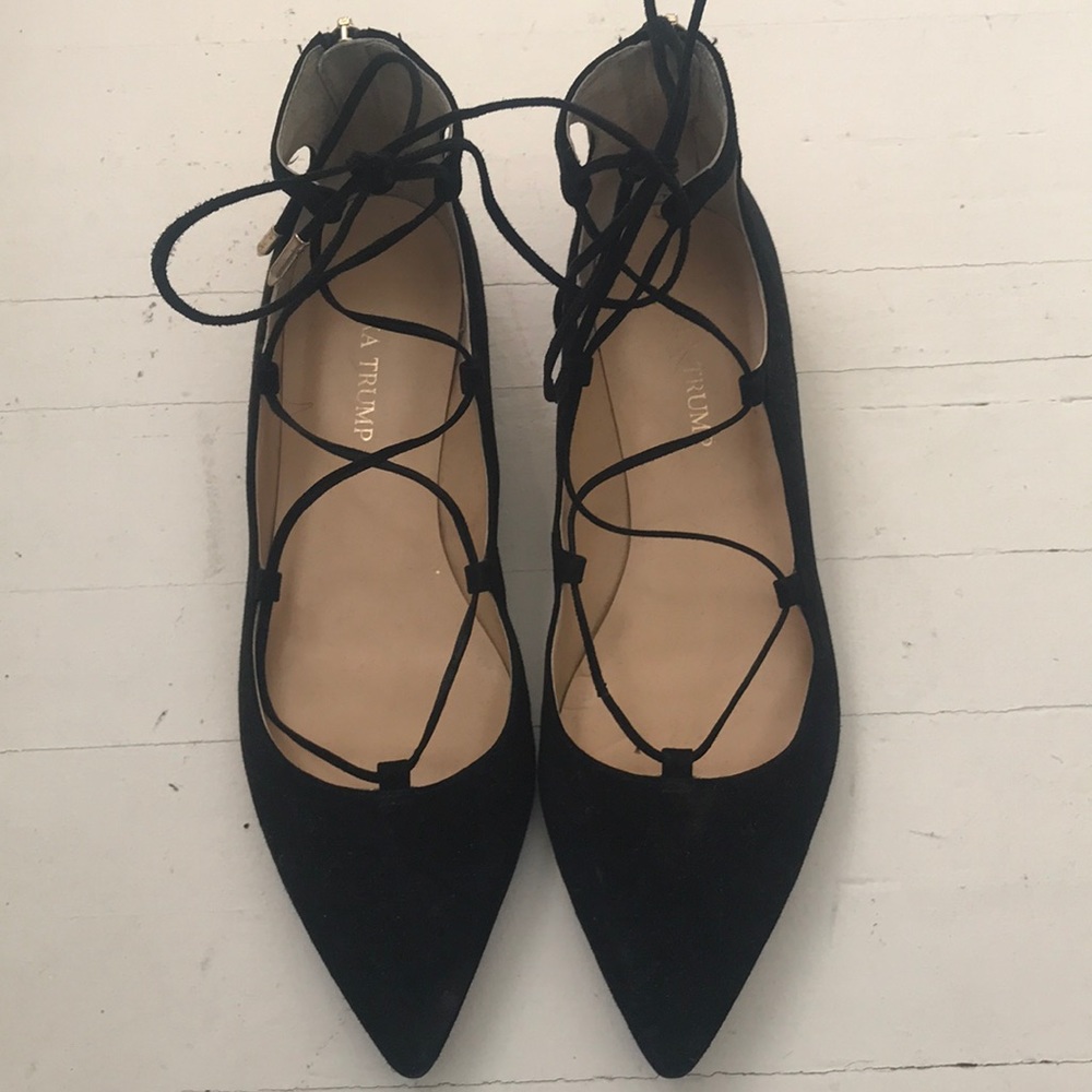 Pointy toe, lace up flats